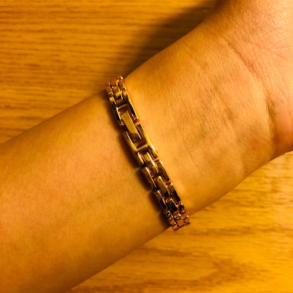 Lady like rose gold watch (brand new) - Picture 3 of 4